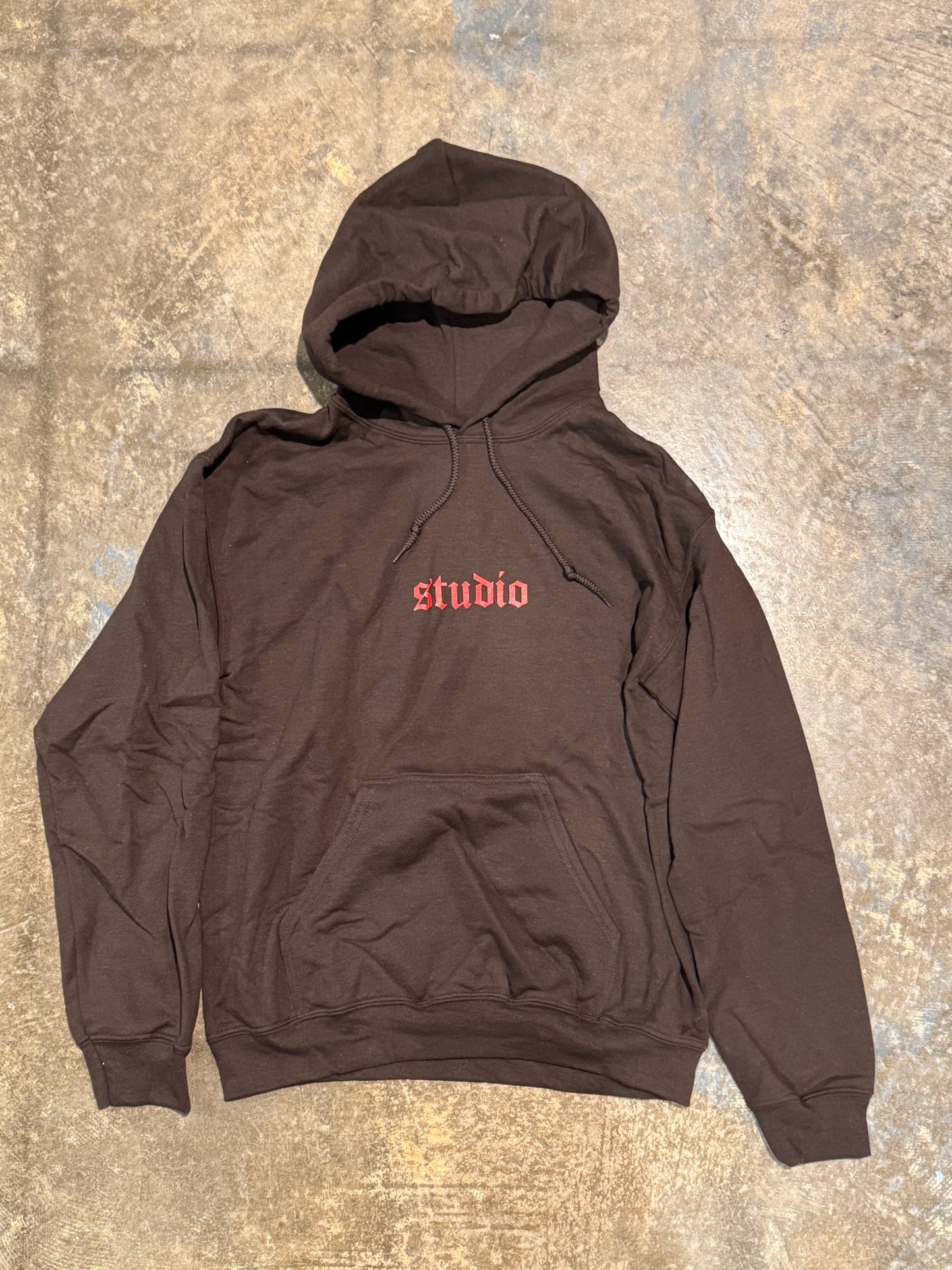 studio logo pullover hoodie chocolate