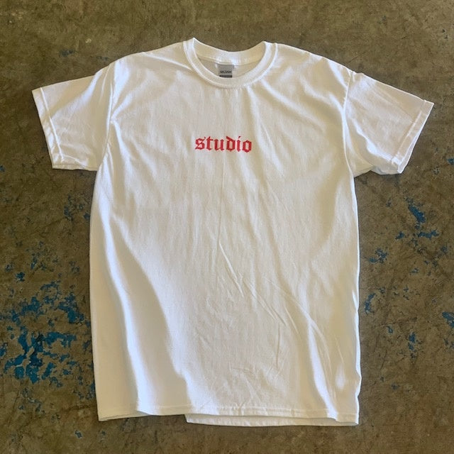 studio youth tee white red