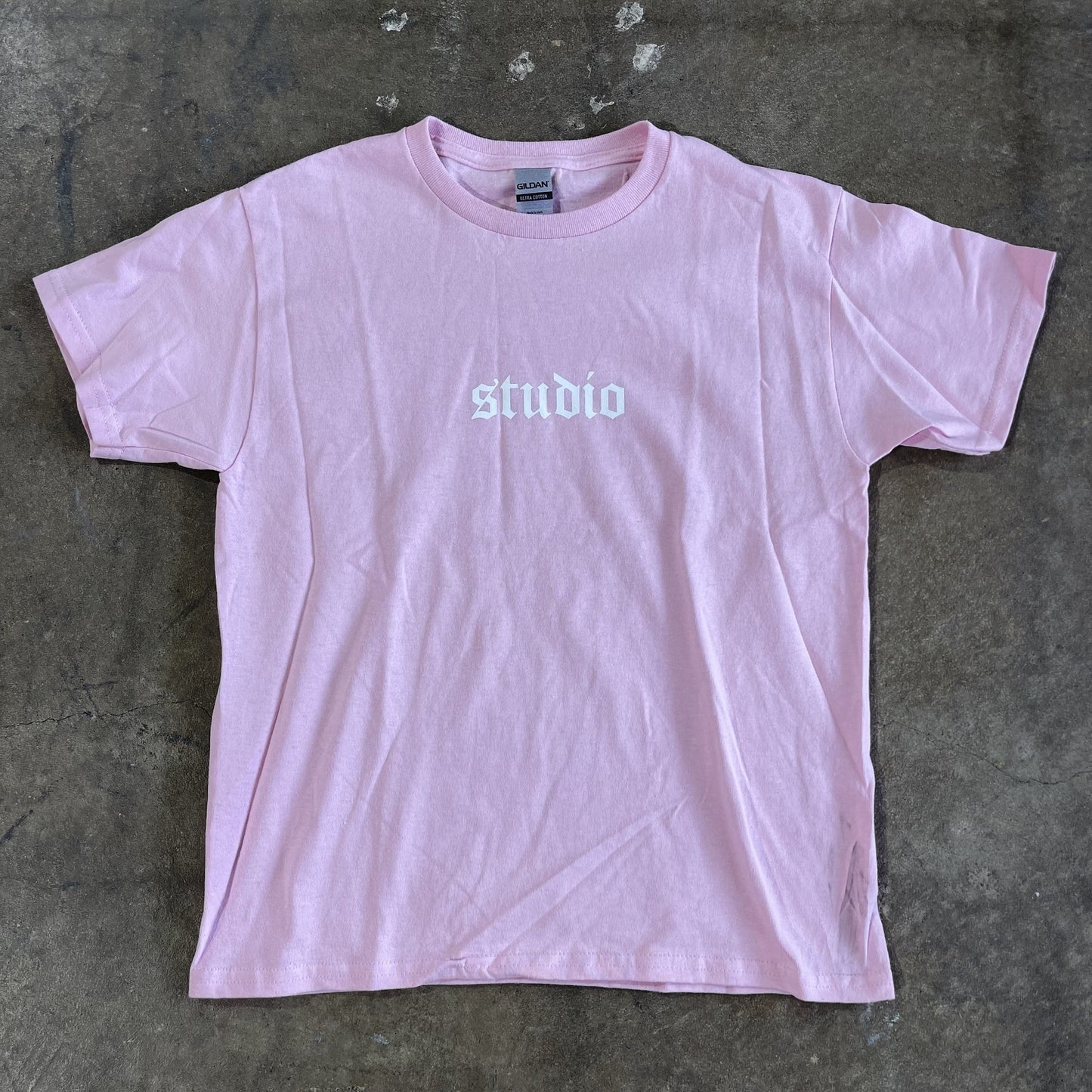 studio youth tee pink white