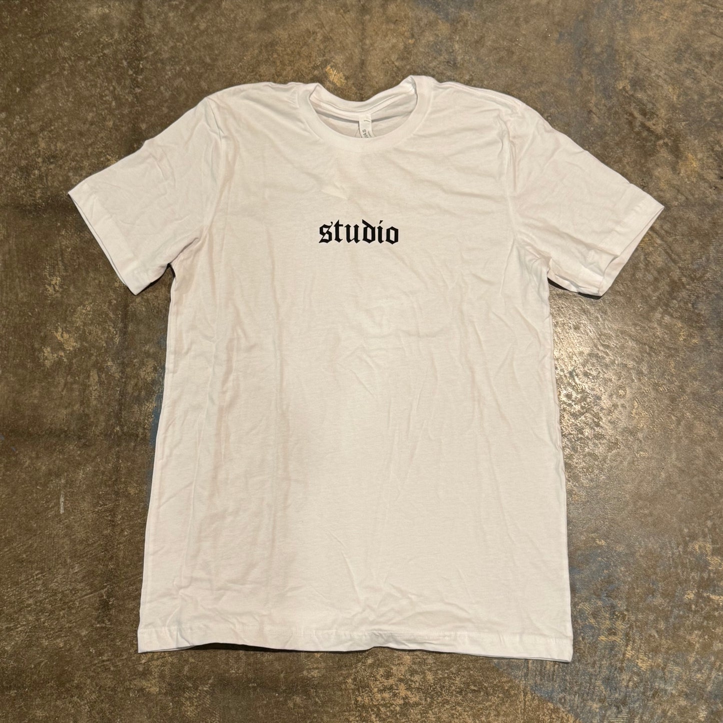 studio tee white black