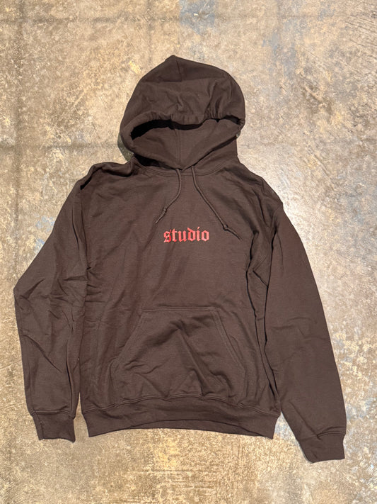 studio logo pullover hoodie chocolate