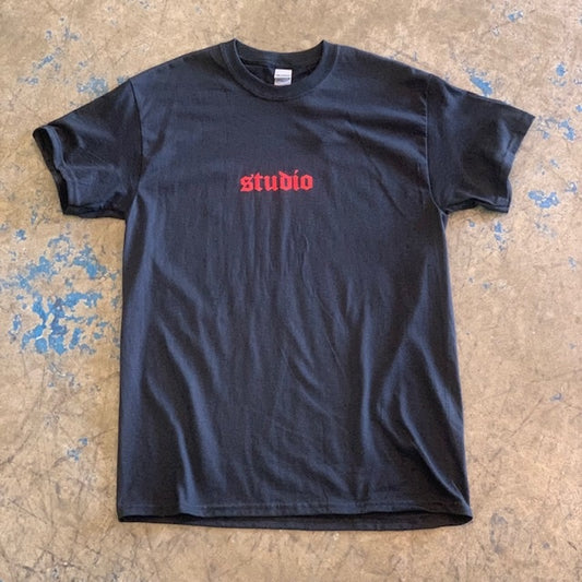 studio tee black red